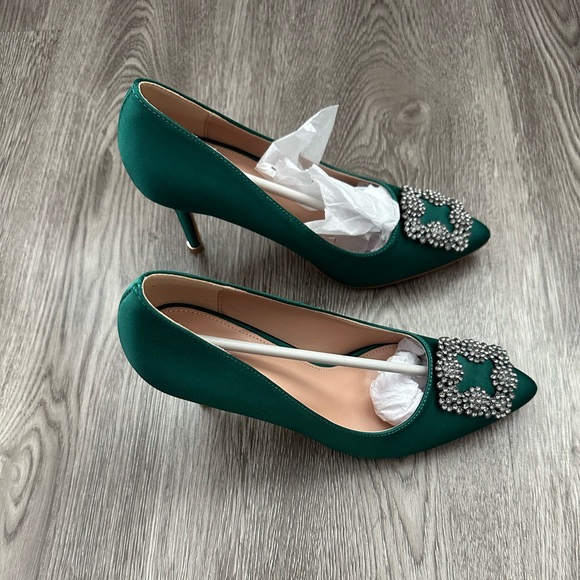 Elegant Green Women's heels with Embellished Buckle - Picture 3 of 6